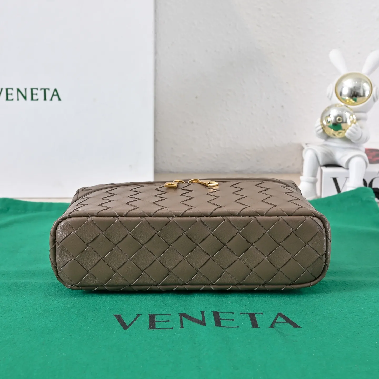 Batch 1360 Bottega Veneta 24 spring and summer woven zipper crossbody bag. A crossbody bag that can be used as a cosmetic bag. The exquisite weaving and compact body are an indispensable accessory for the upcoming summer. The double zipper also better protects the bag. It has a large capacity. If you like it, don’t miss it. Style number: 9109 Size: 22*12.5*5cm